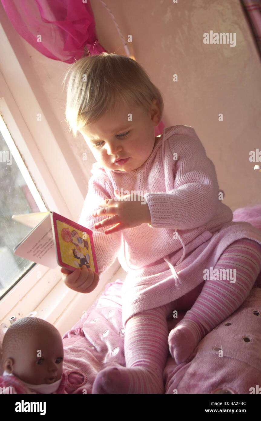 Les filles photo-livre de caisse siège enfant 1-2 ans enfant personnes tout à fait blonde-organes à l'intérieur à des salles de pépinières d'accueil Banque D'Images