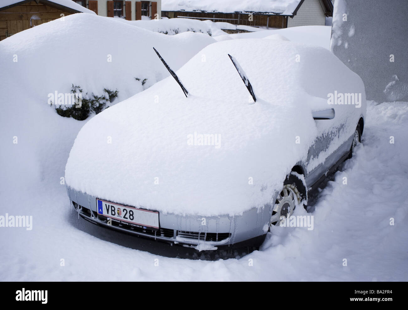 Parking voiture garée place obtenu par la neige winters marque veuillez méconnaissable ne véhicule Stellplatz des parkings privés Banque D'Images