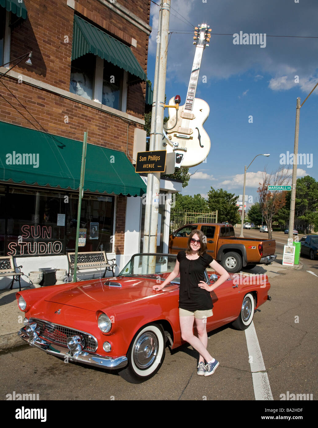 Modèle féminin debout à côté d'un 1956 Ford Thunderbird garées en face de Sun Studios d'enregistrement à Memphis TN Accueil d'Elvis et Ro Banque D'Images