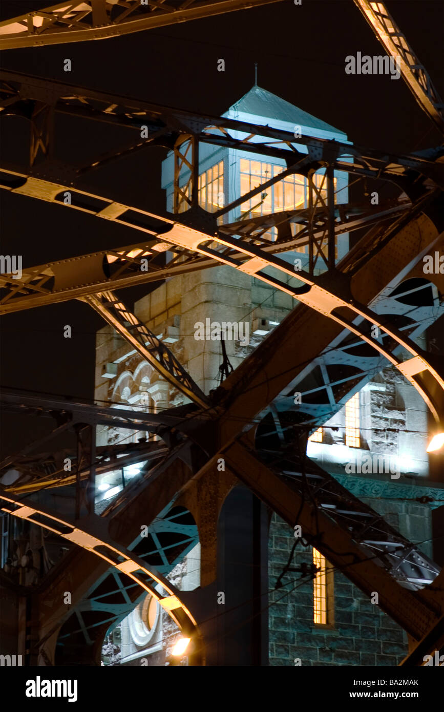 Bolsheohtinskiy sur Tower Bridge à Saint-Pétersbourg dans la nuit. Banque D'Images