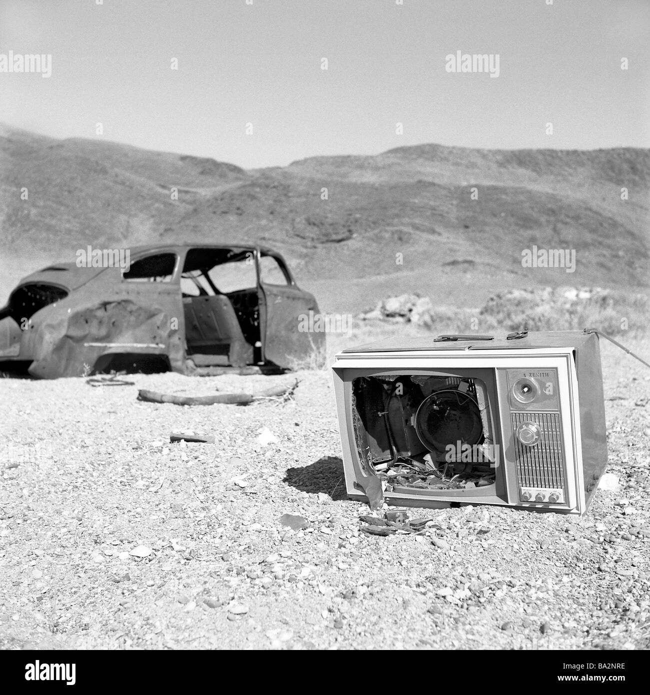Voiture-épave dilapider tube téléviseurs shattered s/w paysage montagnes désolées Oldtimer voiture maigres sécheresse épave ferraille bullet Banque D'Images