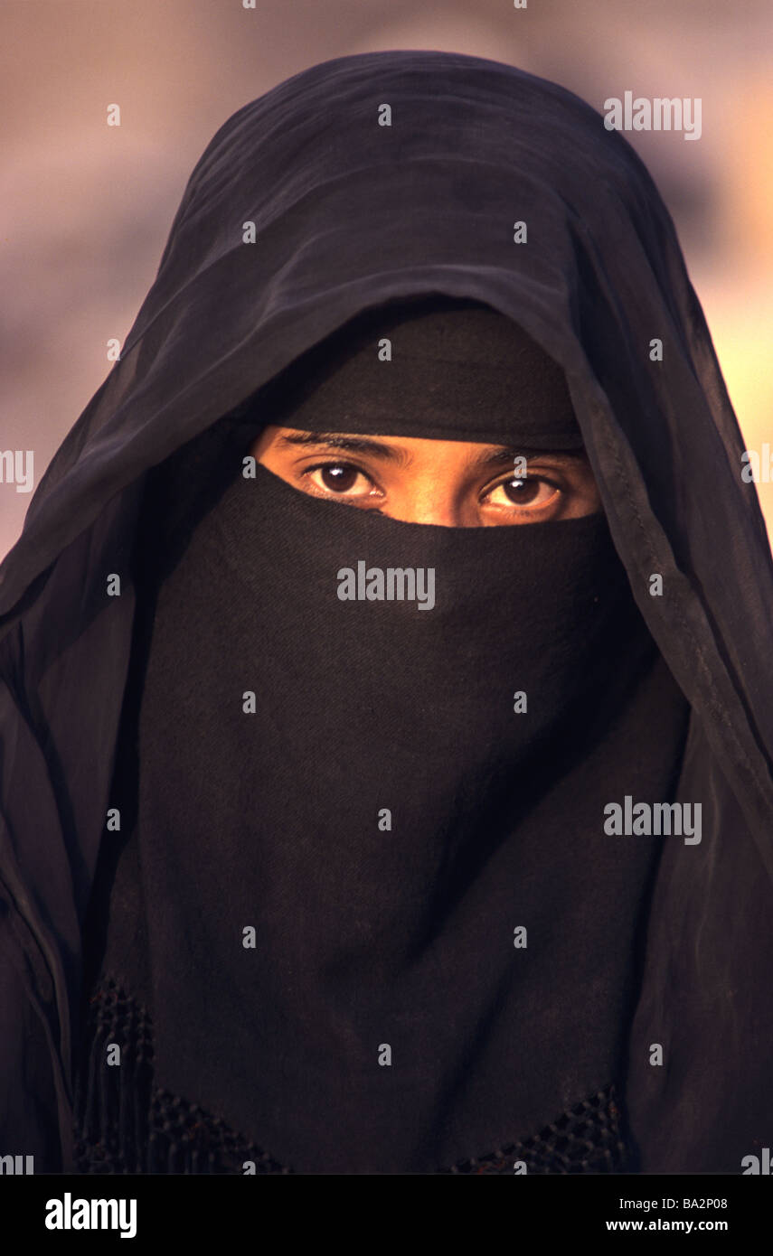 Femme musulmane islamique yéménite portant robe de voile noir ou hijab,  Marib, Yémen Photo Stock - Alamy