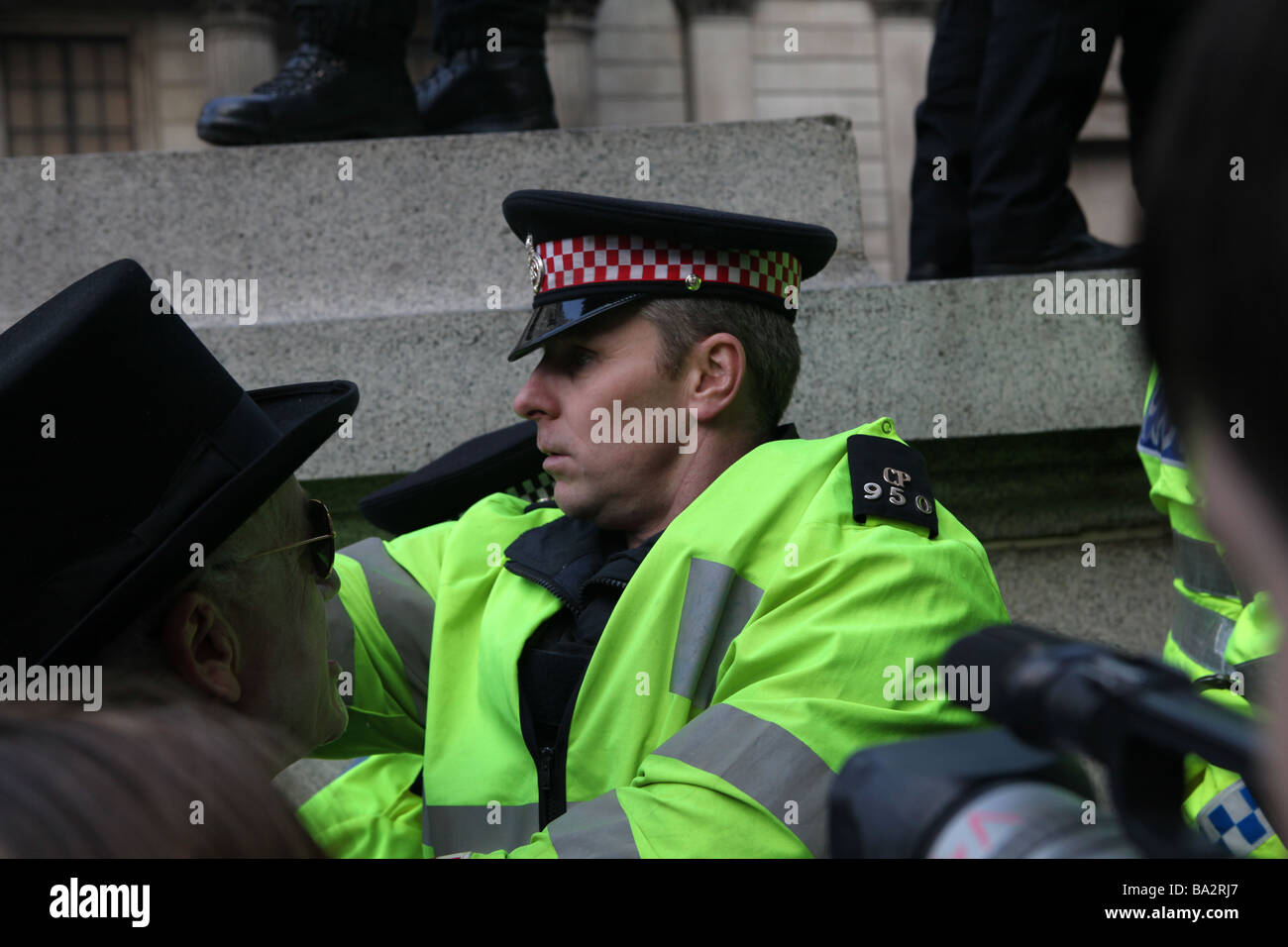 La queue de la police d'arrêter les manifestants lors du G20 à Londres manifestations. Ils empêchent les manifestants de quitter la manifestation Banque D'Images