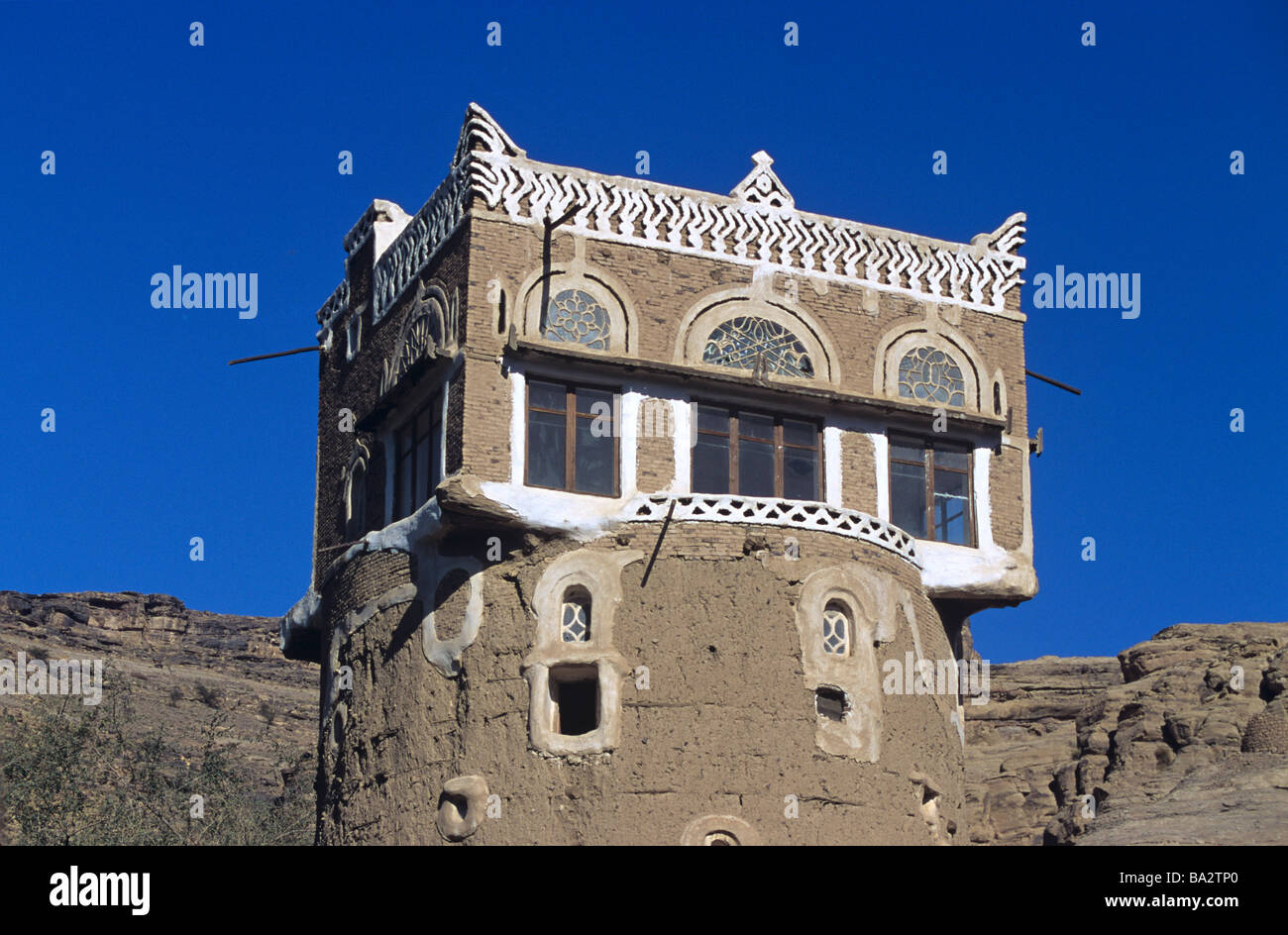Chambre carrée sur le dessus de la tour de la Terre en brique de boue Adobe House, Wadi Dhahr, près de Dhar ou Sana'a ou San'a, au Yémen Banque D'Images
