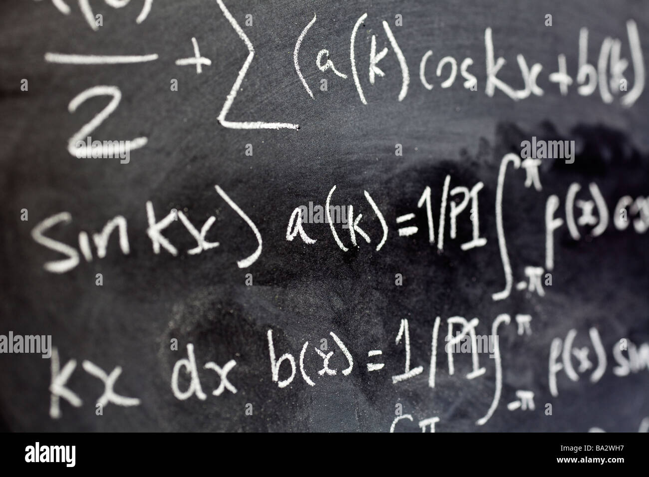 Close up d'équations mathématiques écrit sur un tableau noir dans une salle de classe close up Banque D'Images