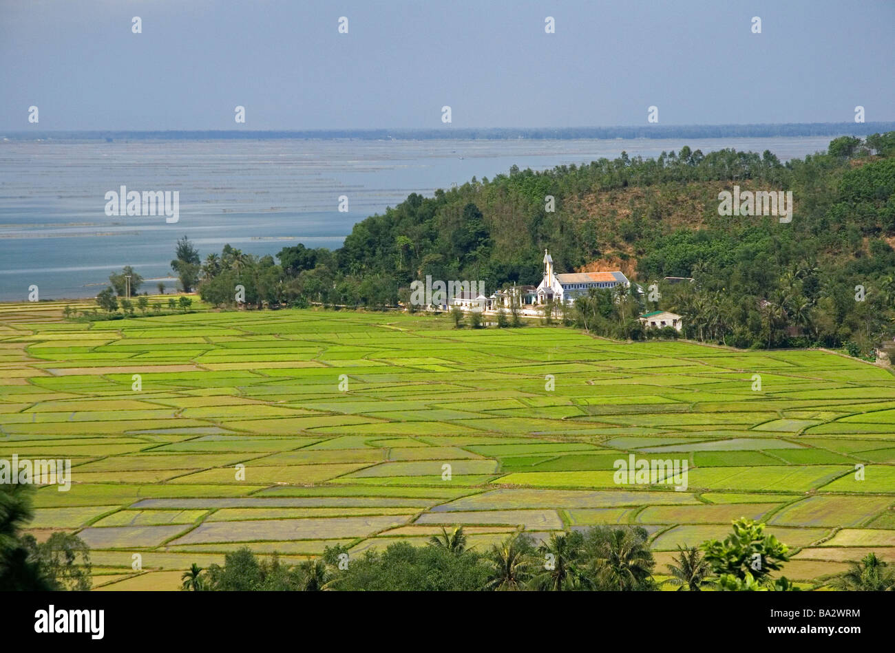 L'église catholique et les rizières au sud du Vietnam Hue Banque D'Images