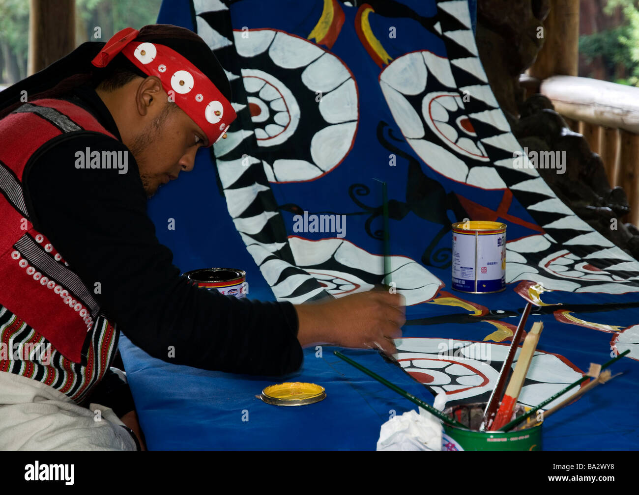 La peinture aborigène taiwanais longue bande de tissu en couleurs tribaux traditionnels pour festival Banque D'Images