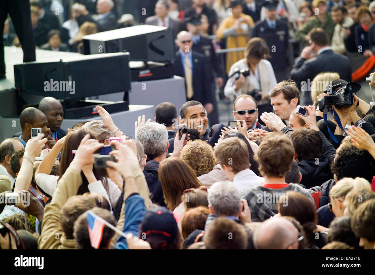 U S le président Barack Obama serre la main de partisans après son discours sur la place Hradcany à Prague République Tchèque Banque D'Images