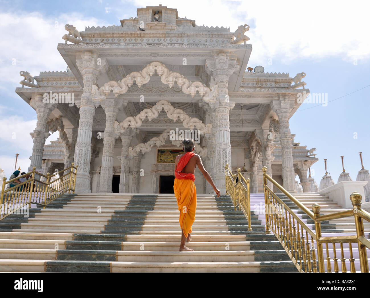 Un prêtre jaïn en entrant dans le Temple, Mandvi, Gujarat Banque D'Images