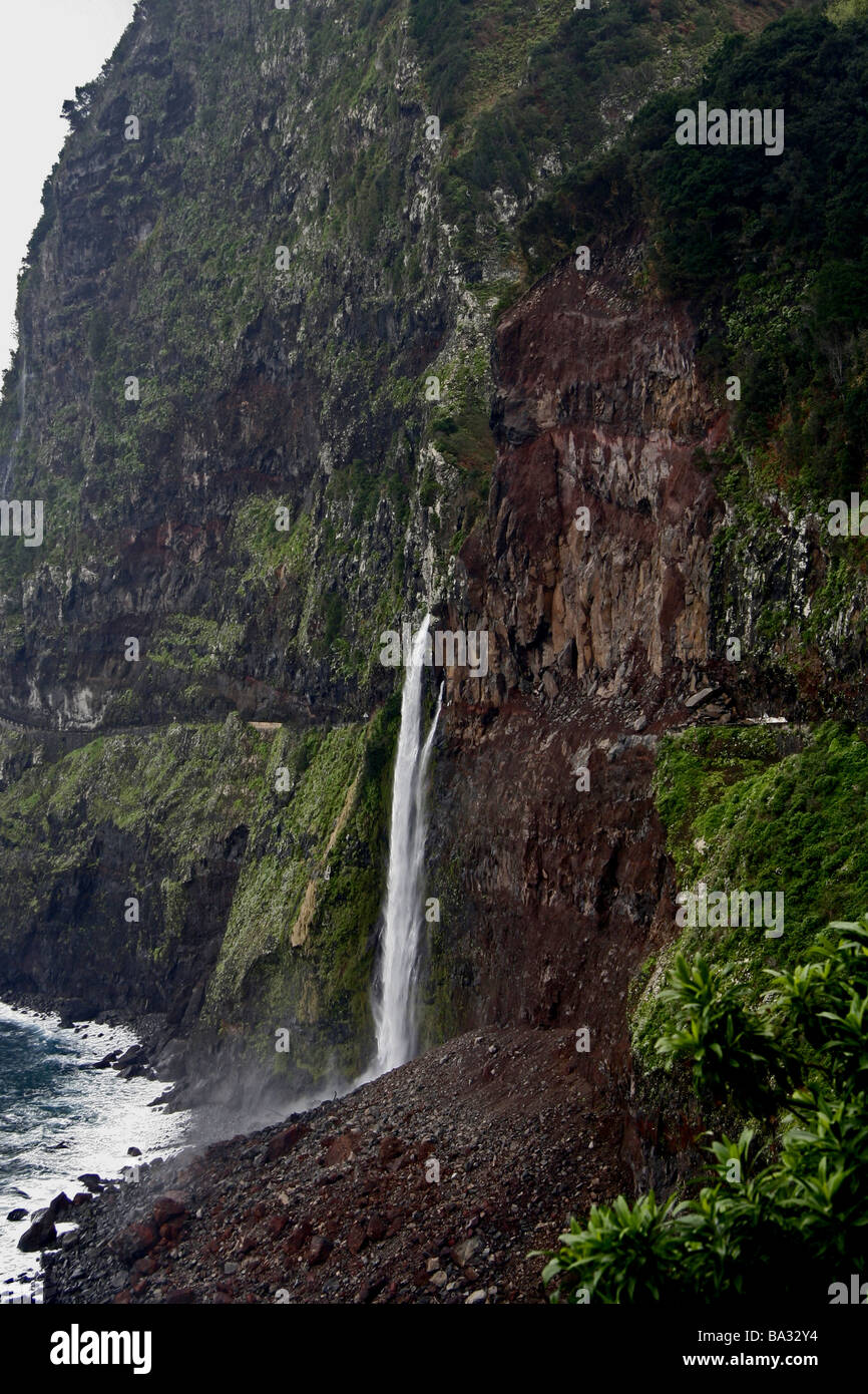 Cascade sur la côte nord de Madère road Banque D'Images