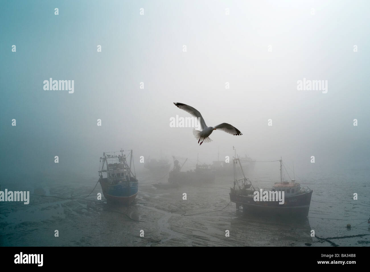 Les bateaux de pêche se trouvent échoué dans le brouillard de mer Banque D'Images