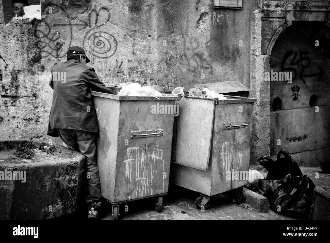 Vieil homme à la recherche de trucs dans la poubelle Istanbul Turquie Banque D'Images