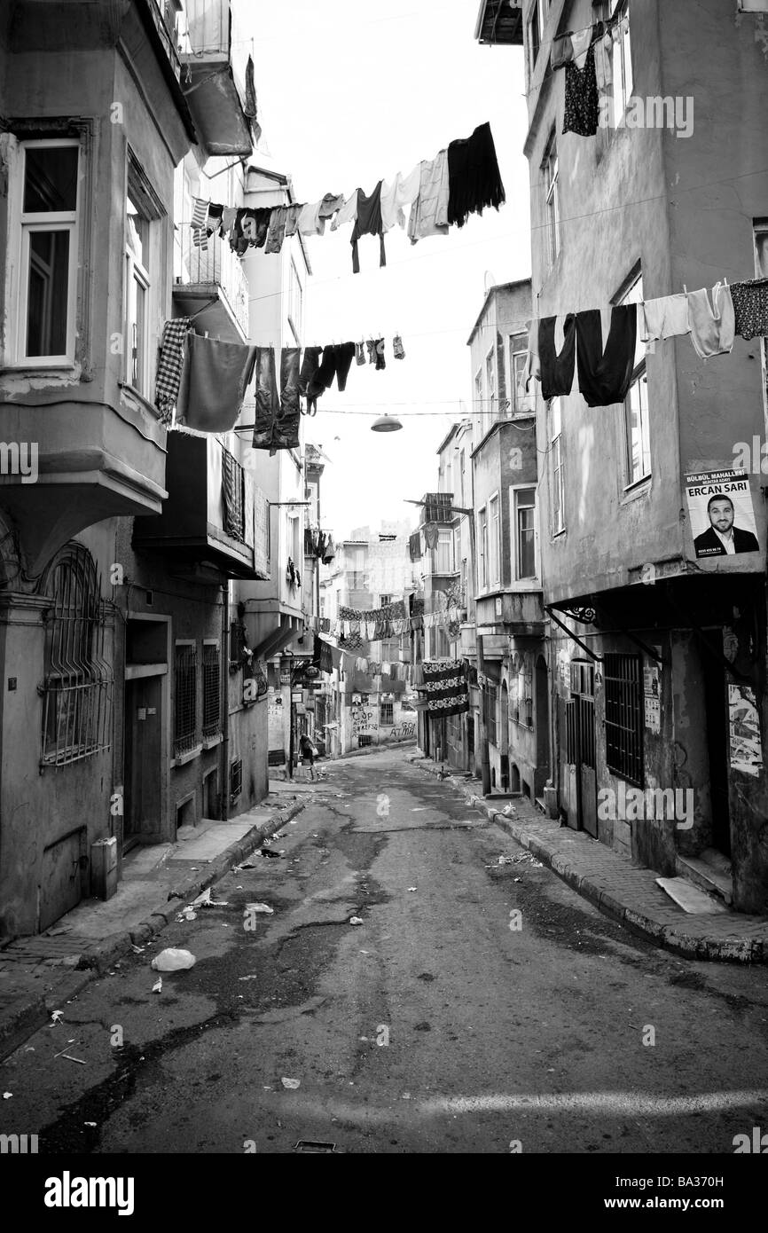 Rue avec les cordes à linge accroché sur les toits des taudis Istanbul Turquie Banque D'Images