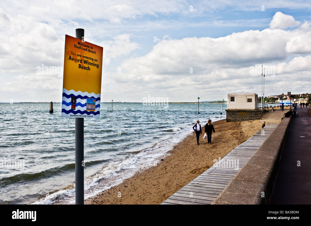 Un signe sur le front de mer à Chalkwell Beach à Southend on Sea dans l'Essex. Banque D'Images