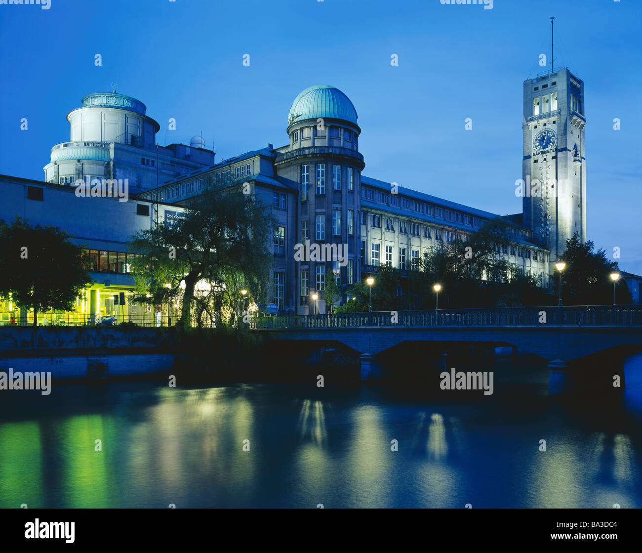 Serveur-Allemagne Bavière Munich musée allemand de Bavière crépuscule illumination-musée Musée de l'île de l'Isar-bâtiments Les bâtiments Banque D'Images