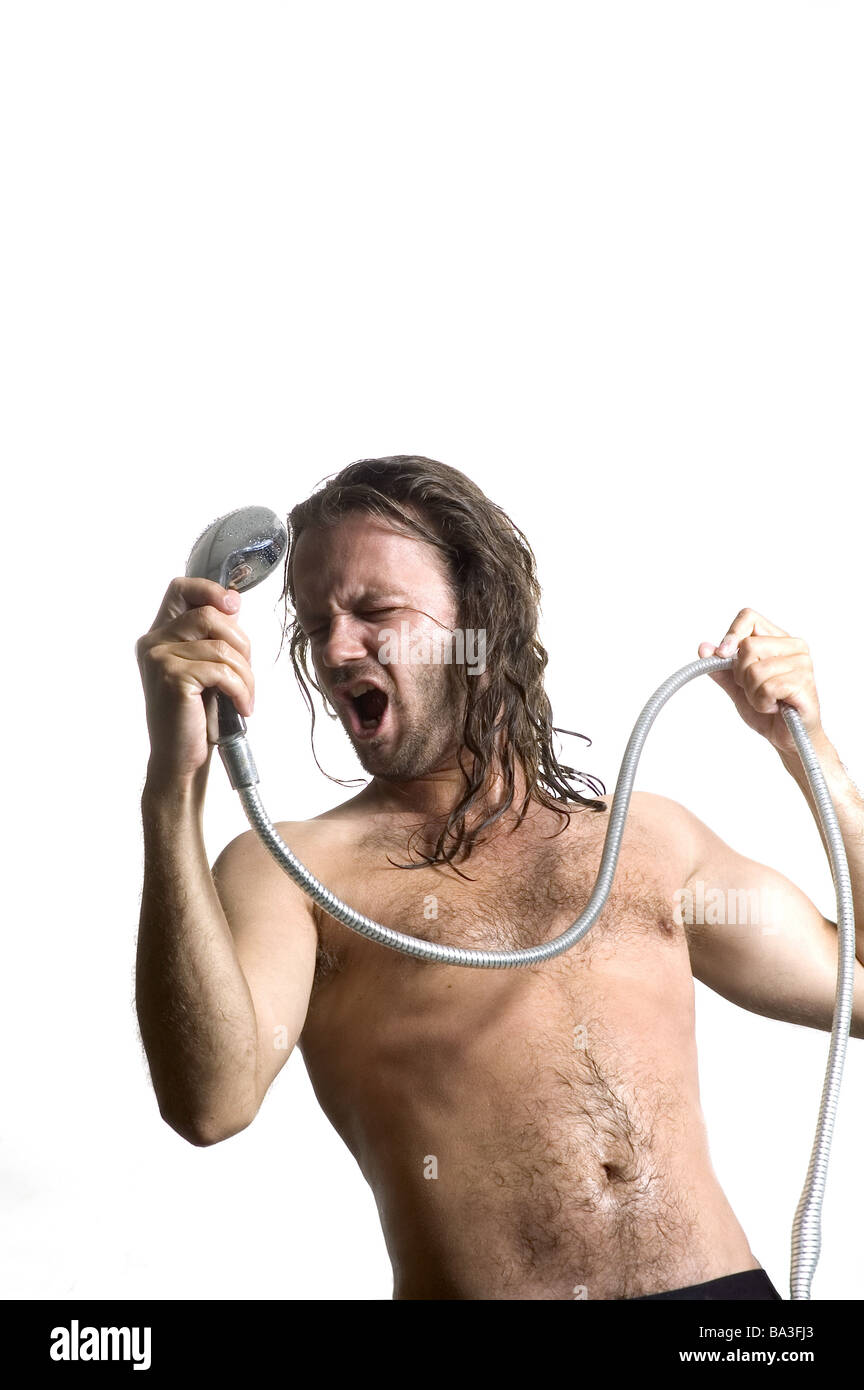 L'homme prend une douche semi-gaiement chante geste série portrait  personnes 30-40 ans haut du corps aux cheveux long tête-douche librement  Photo Stock - Alamy
