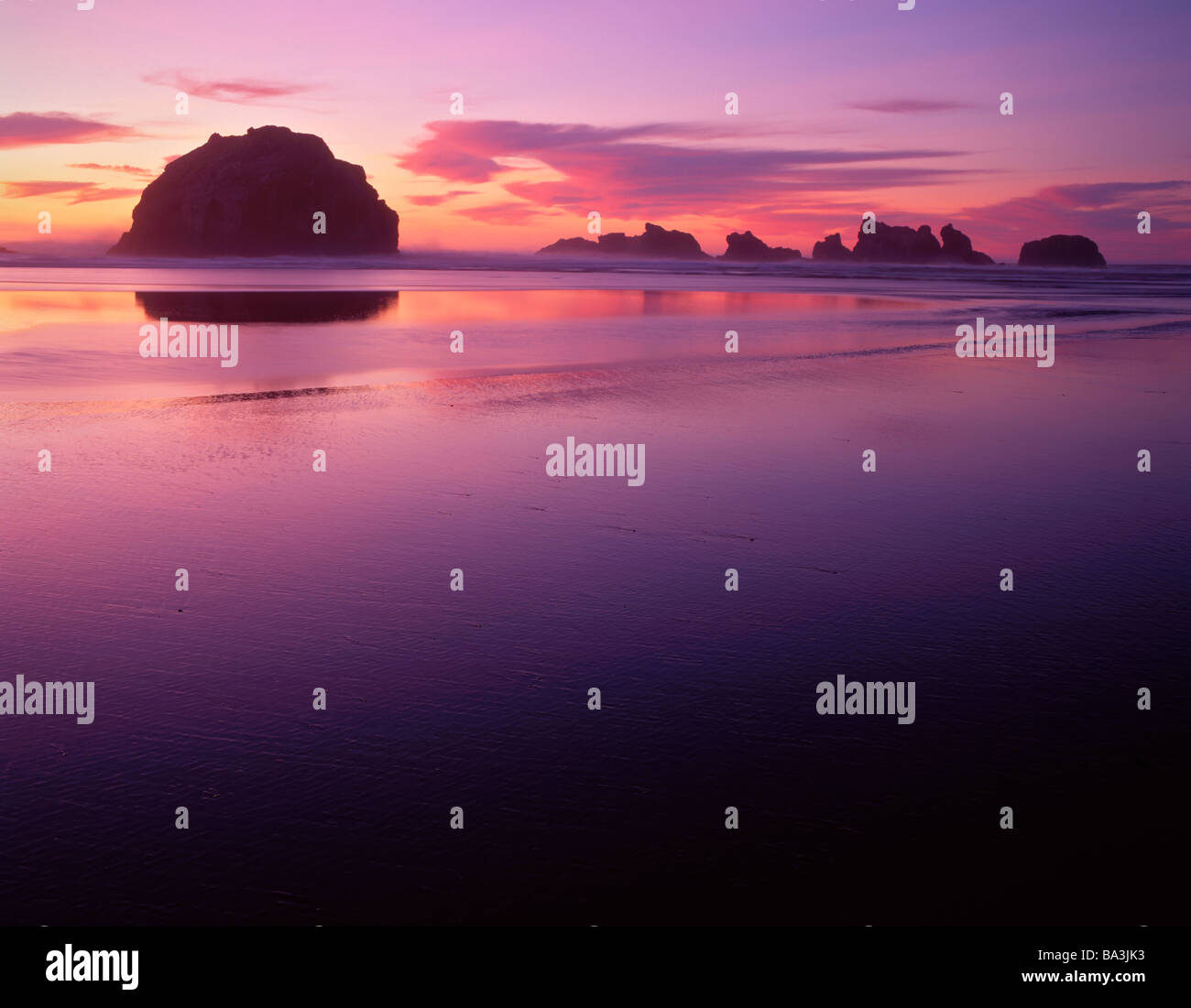 Silhouettes coucher Face Rock à Bandon Beach. Banque D'Images