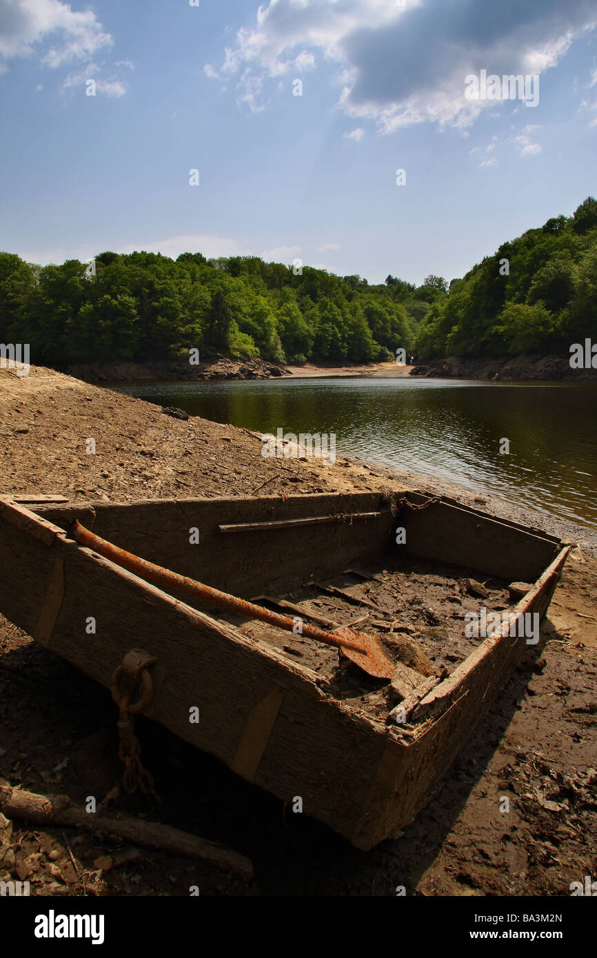 Barque Abandonn e Sur L eau Banque De Photographies Et D images Haute barque-abandonn-e-sur-l-eau-banque-de-photographies-et-d-images-haute