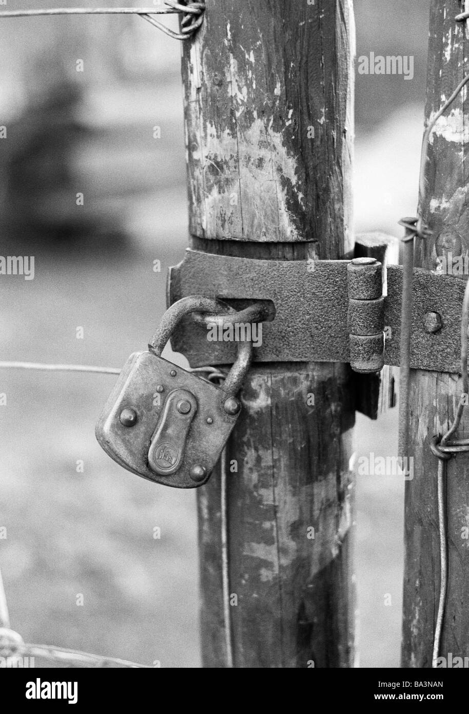Années 70, photo en noir et blanc, symbolique, cadenas en une clôture en bois, des raccords en métal Banque D'Images
