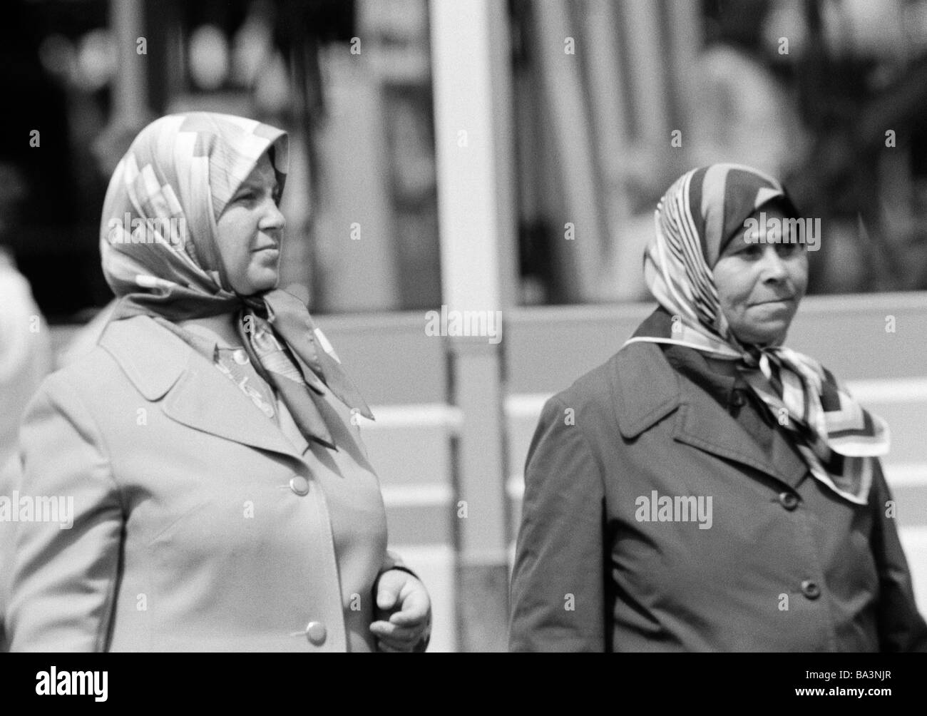 Années 70, photo en noir et blanc, les gens, les deux femmes âgées avec fanchon, bain turc, les femmes âgées de 50 à 60 ans Banque D'Images