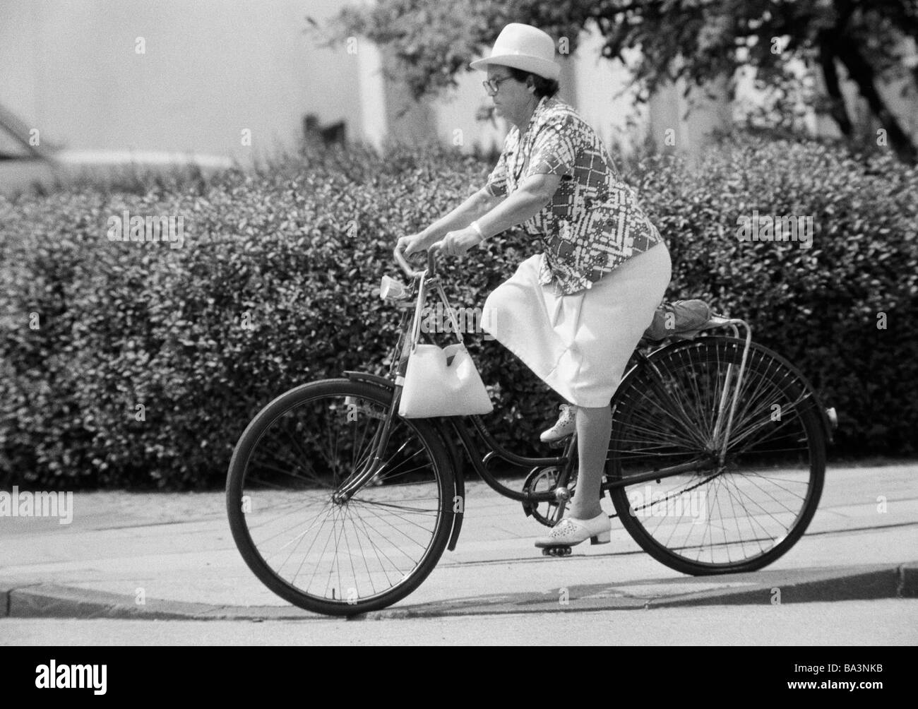 Années 70, photo en noir et blanc, personnage, femme plus âgée conduit un vélo, âgés de 50 à 60 ans Banque D'Images