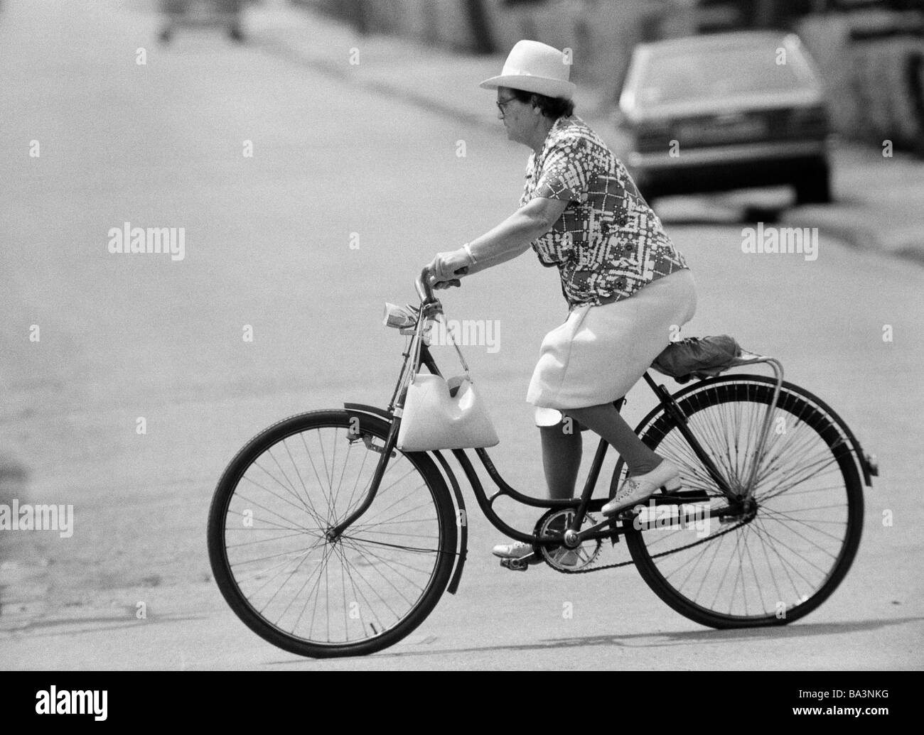 Années 70, photo en noir et blanc, personnage, femme plus âgée conduit un vélo, âgés de 50 à 60 ans Banque D'Images