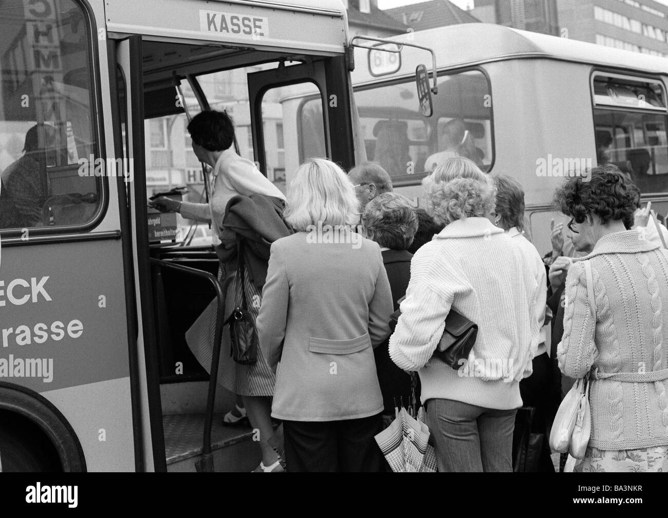 Années 70, photo en noir et blanc, le trafic routier, l'arrêt de bus, les passagers à bord d'un autobus, D-Oberhausen, D-Oberhausen-Sterkrade, Ruhr, Rhénanie du Nord-Westphalie Banque D'Images