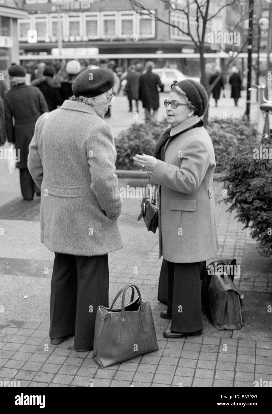 Années 70, photo en noir et blanc, les gens, les deux femmes âgées dans une conversation dans la rue, des sacs, âgés de 70 à 80 ans Banque D'Images