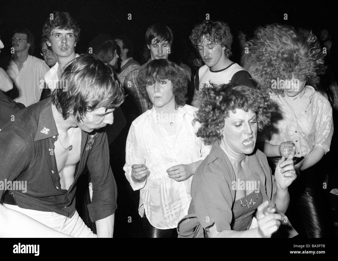 Années 70, photo en noir et blanc, 1979 Événement culturel dans la Westphalie Hall à Dortmund, Bild Disco, discothèque organisée par le Bild Zeitung, la danse, les mineurs âgés de 16 à 23 ans, D-Dortmund, Ruhr, Rhénanie du Nord-Westphalie Banque D'Images