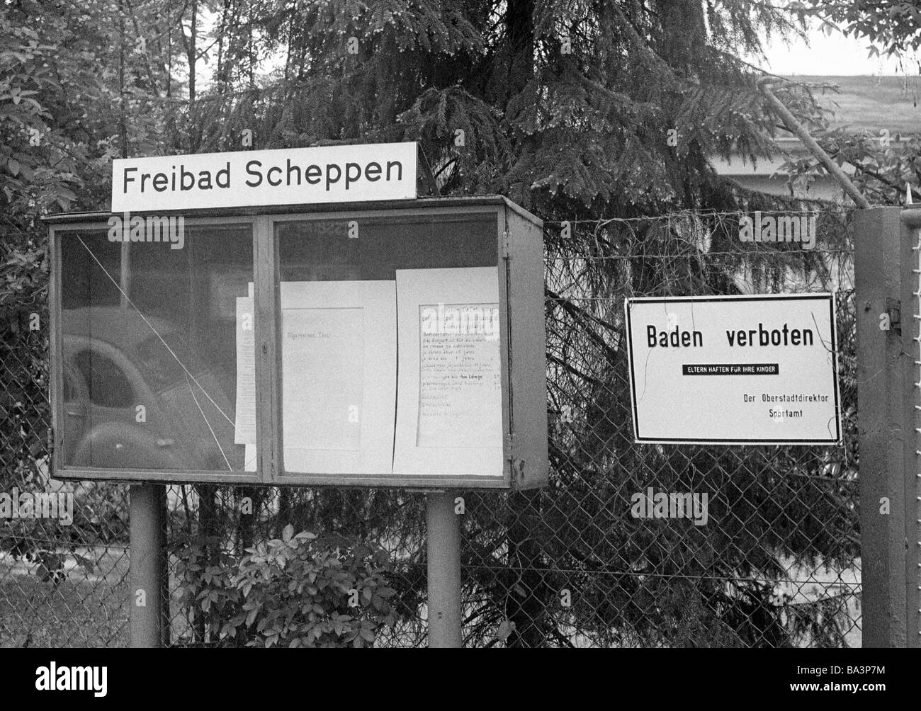 Années 70, photo en noir et blanc, de l'humour, photographie de produits, deux signes en face d'une piscine en plein air, 'baignoire Scheppen' et 'Echelle' interdit, D-D-Essen-Fischlaken, Essen, Ruhr, Rhénanie du Nord-Westphalie Banque D'Images