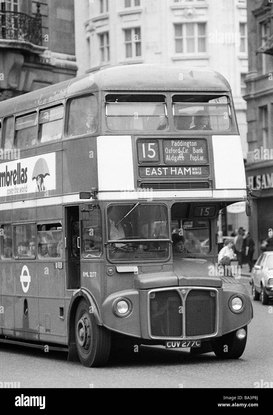 Années 70, photo en noir et blanc, le trafic routier, véhicule de transport public, les bus à double étage, AEC Routemaster, Grande-Bretagne, Angleterre, Londres Banque D'Images