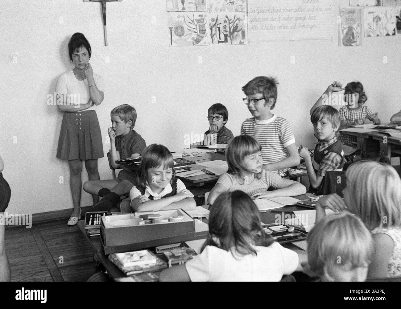Années 70, photo en noir et blanc, l'édification, l'école, des écoliers et des écolières dans une classe d'école pendant les cours, l'enseignante, les enfants âgés de 7 à 10 ans Banque D'Images