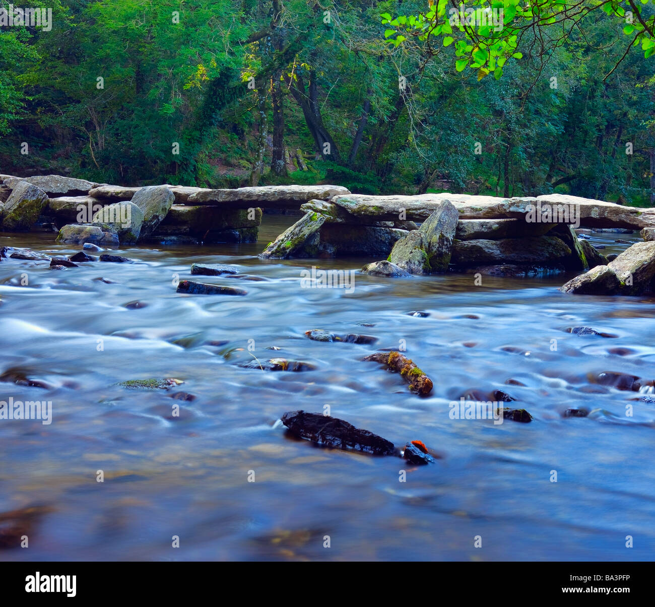 L'ancien pont Battant Tarr Étapes traversant la rivière Barle Exmoor National Park en Angleterre Devon Banque D'Images