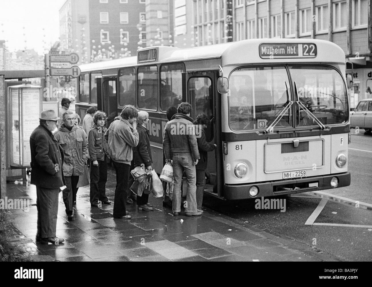 Années 70, photo en noir et blanc, le trafic routier, l'arrêt de bus, les passagers à bord d'un autobus, D-Oberhausen, D-Oberhausen-Sterkrade, Ruhr, Rhénanie du Nord-Westphalie Banque D'Images