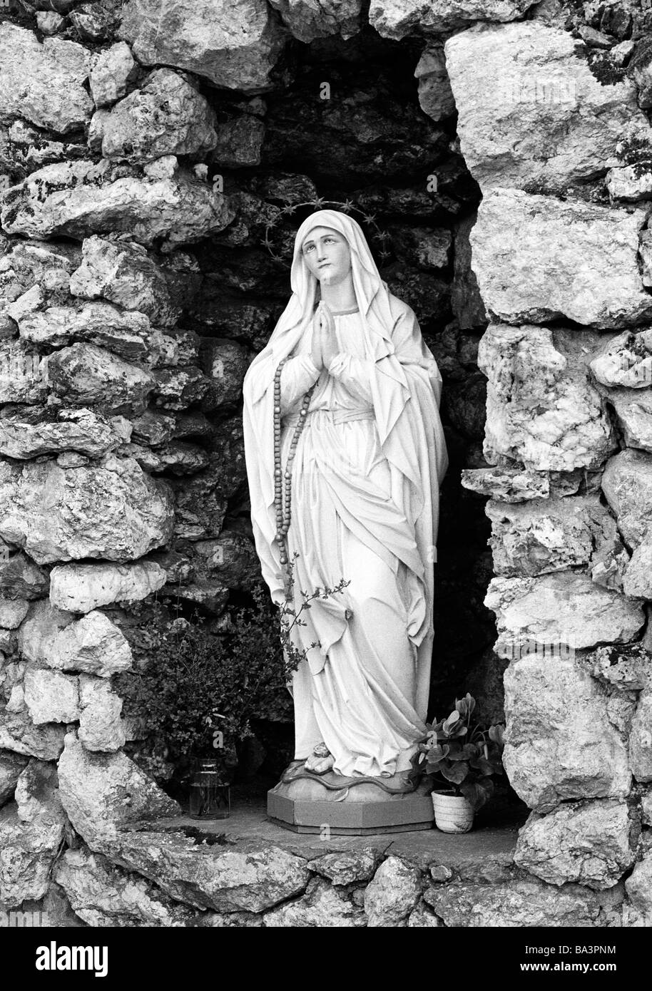 Achtziger Jahre, Religion, Christentum und Statue, betenden in einer Madonna Grotte, Sauerland, Westfalen, Nordrhein-Westfalen Banque D'Images