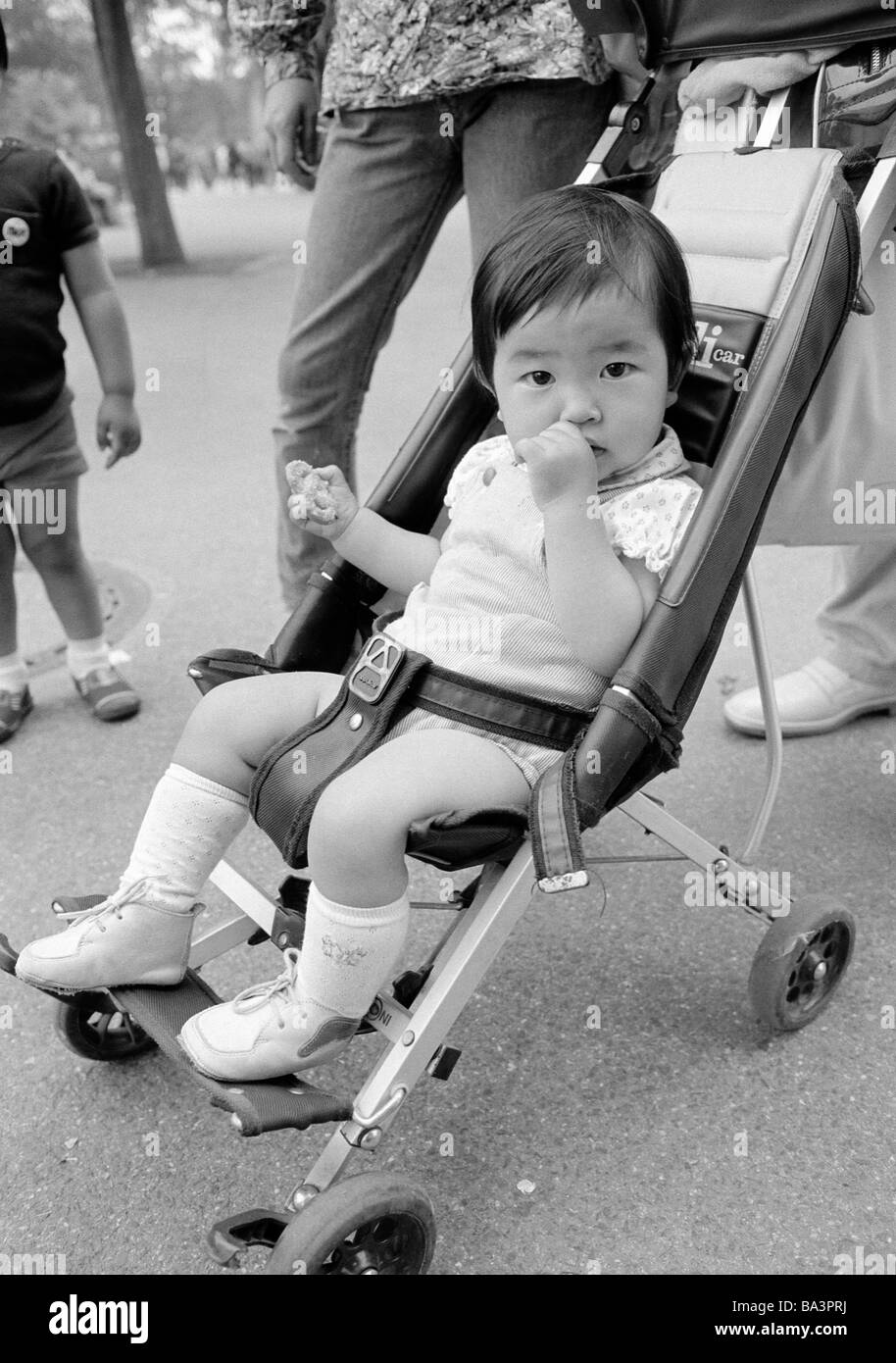 Années 1980, photo en noir et blanc, les gens, les enfants, petit garçon  dans une poussette, japonais, âgés de 2 à 3 ans Photo Stock - Alamy