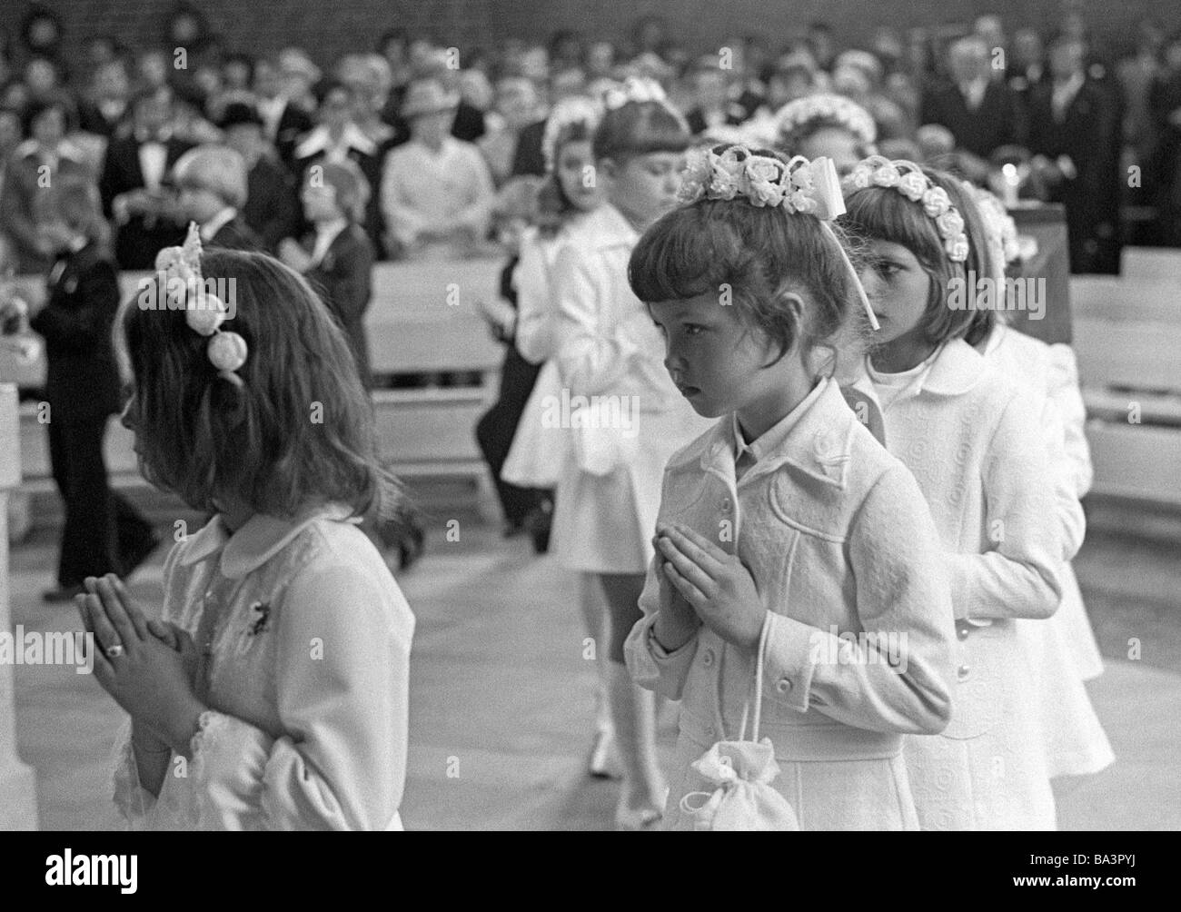 Années 70, photo en noir et blanc, la religion, le christianisme, Première Communion, filles de recevoir la Sainte Communion, âgés de 8 à 12 ans, Babette Banque D'Images
