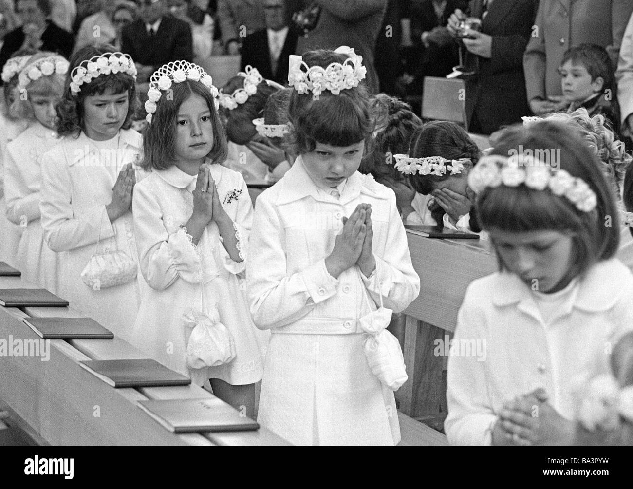 Années 70, photo en noir et blanc, la religion, le christianisme, Première Communion, filles de recevoir la Sainte Communion, âgés de 8 à 12 ans, Babette Banque D'Images