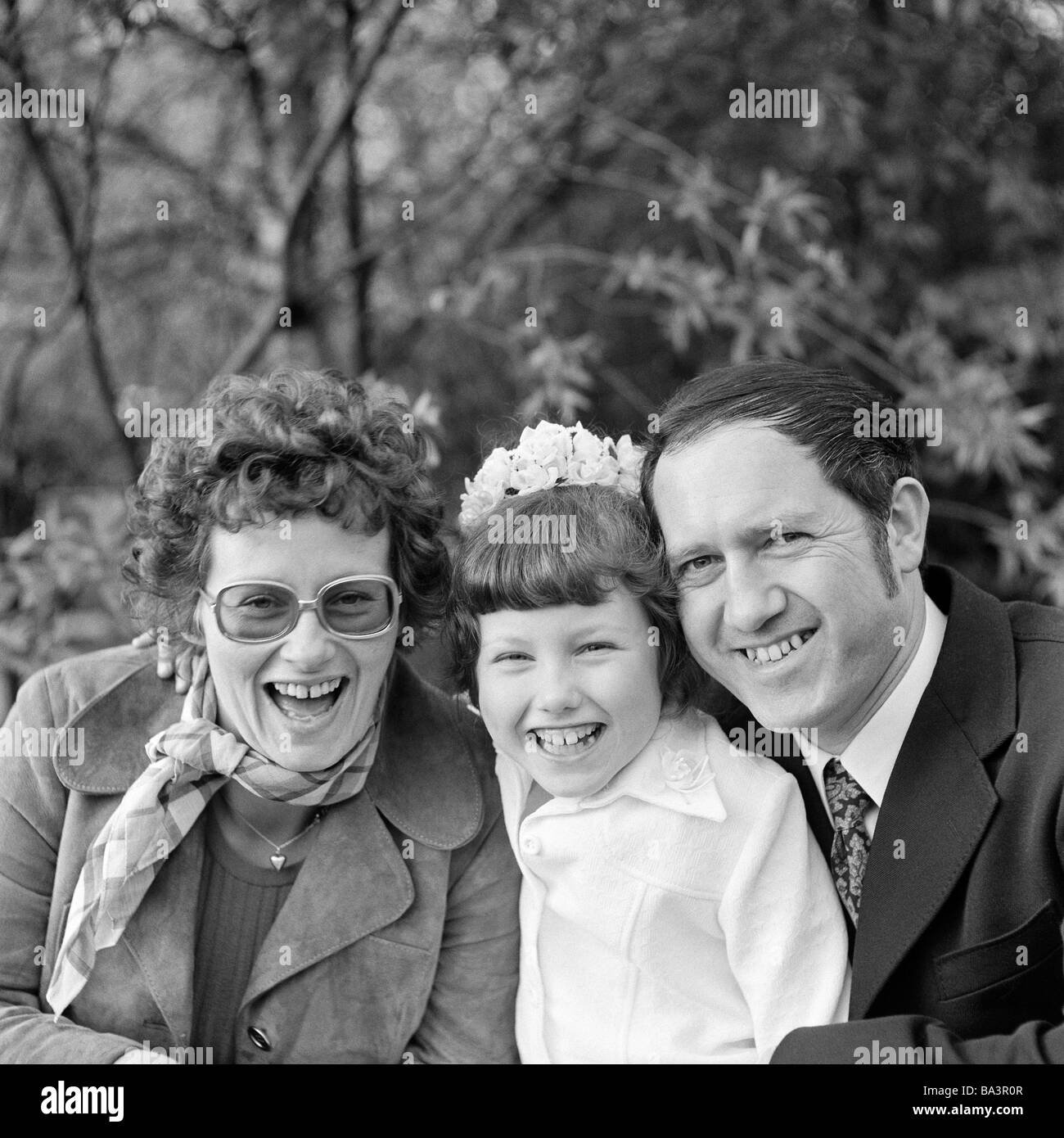 Années 70, photo en noir et blanc, la religion, le christianisme, Première Communion, fille et les parents apprécient tous ensemble, de 8 à 12 ans, âgés de 30 à 40 ans, Babette, Sigrun, Helmut Banque D'Images