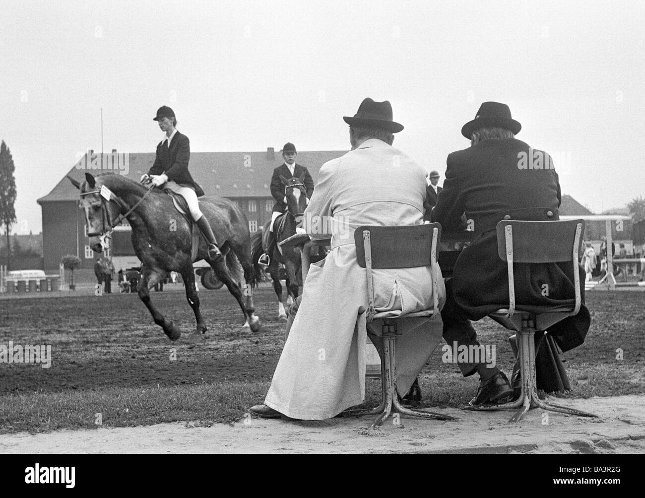 Années 70, photo en noir et blanc, sports, sports équestres, horse show 1974 à Bottrop, dressage équestre, Cheval et cavalier sont examinés par les juges, D-Bottrop, Ruhr, Rhénanie du Nord-Westphalie Banque D'Images