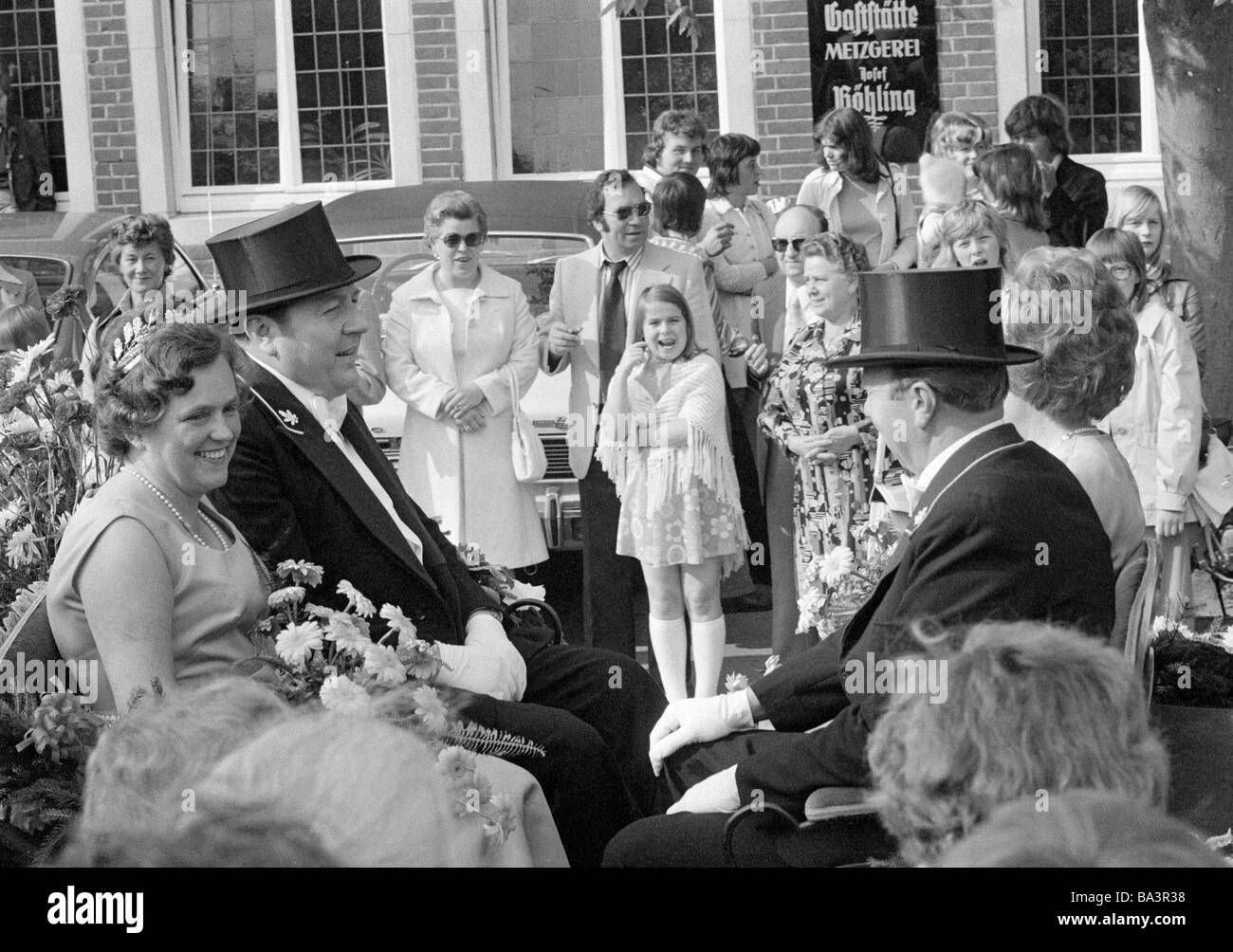 Années 70, photo en noir et blanc, les gens, le tir match, tireurs procession, visiteurs, membres d'une association de tir dans une voiture ouverte, tir, uniforme tophat, D-Reken, réserve naturelle Hohe Mark, Münster, Rhénanie du Nord-Westphalie Banque D'Images