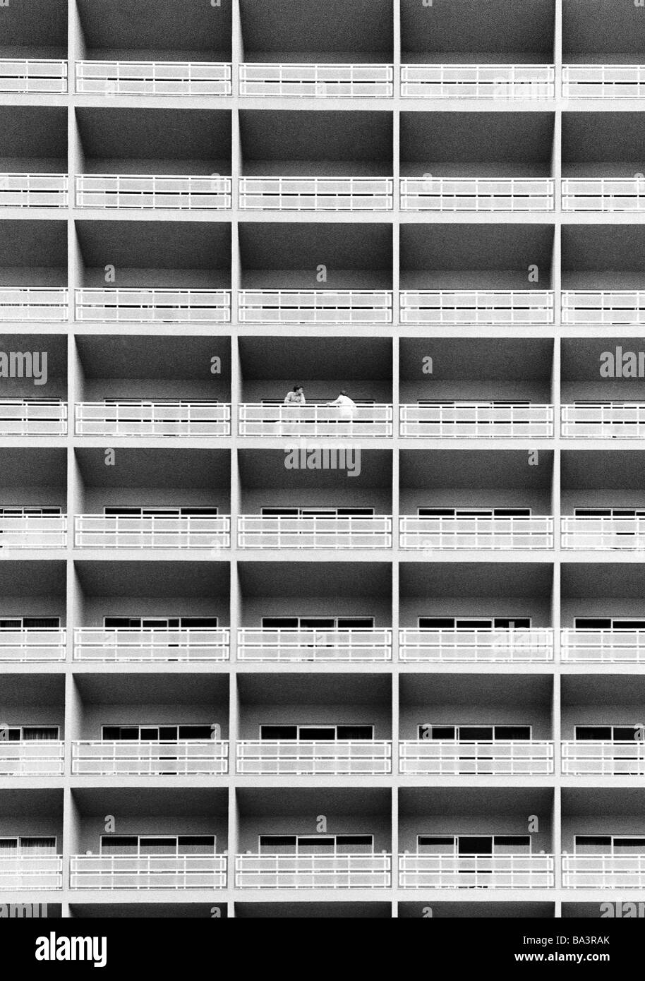 Années 1980, photo en noir et blanc, Vacances, tourisme, hôtel de villégiature, façade, les balcons, l'Espagne, Îles Canaries, Tenerife, Puerto de la Cruz Banque D'Images
