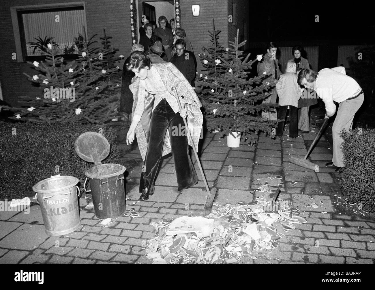 Années 70, photo en noir et blanc, le mariage, la veille de la fête de mariage, l'époux et épouse ramasser les tessons caramic et remplissez-les dans les poubelles, âgés de 20 à 30 ans, Angelika, Guenter Banque D'Images