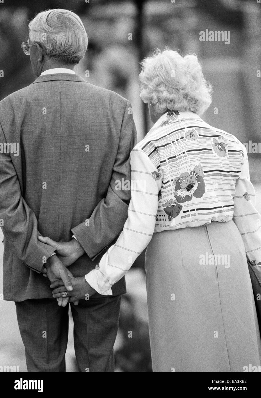 Années 1980, photo en noir et blanc, les gens, les personnes âgées, vieux couple marche main dans la main, se tenant la main, poursuite, blouse, jupe, âgés de 65 à 75 ans, l'Espagne, Îles Canaries, Tenerife, Puerto de la Cruz Banque D'Images