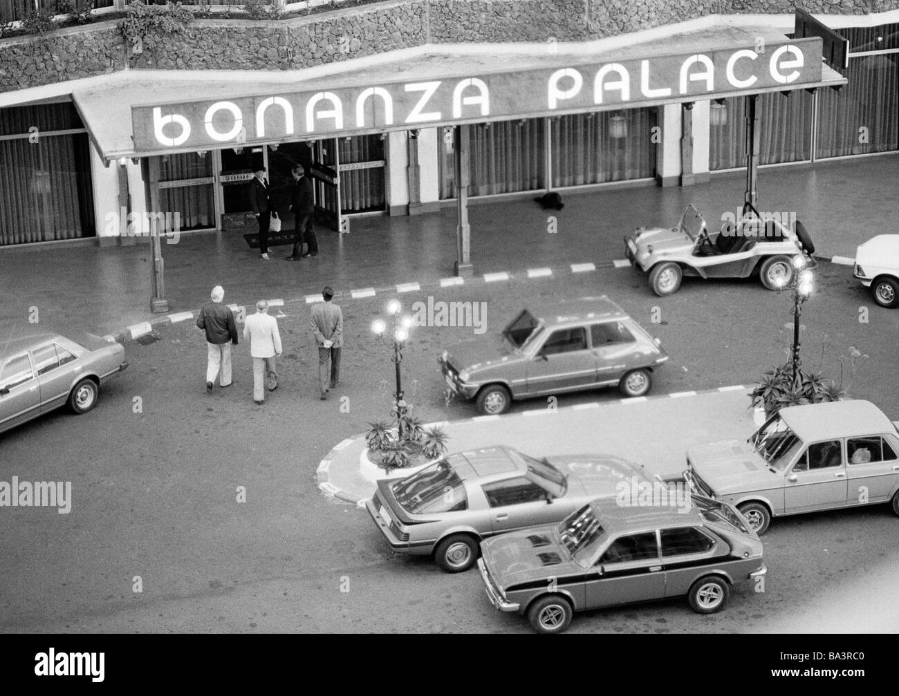 Années 1980, photo en noir et blanc, le tourisme, l'hôtel Bonanza Palace, d'entrée, l'automobile, point de vue d'oiseau-oeil, Espagne, Îles Canaries, Tenerife, Puerto de la Cruz Banque D'Images