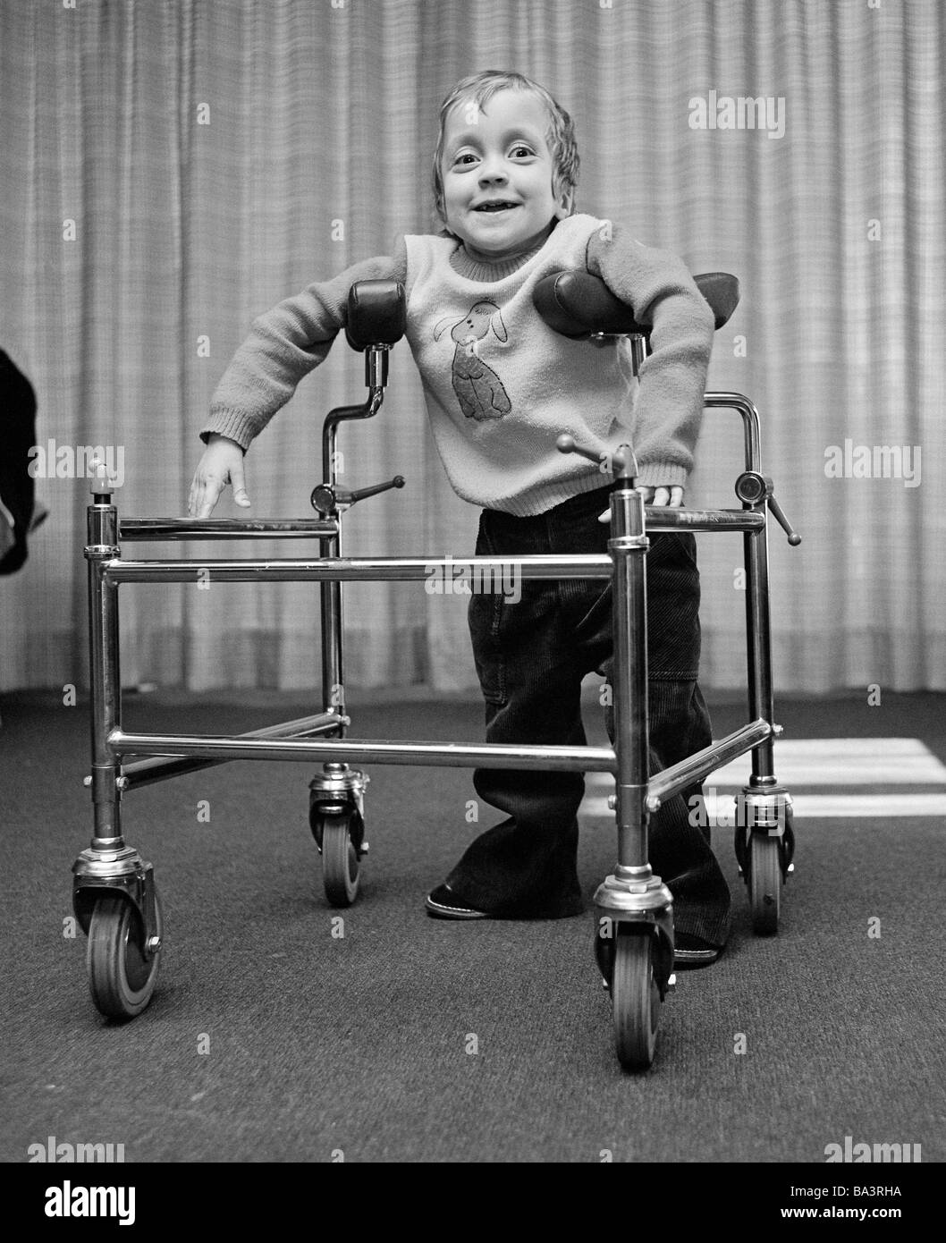 Annees 70 Photo En Noir Et Blanc Les Gens Le Handicap Physique L Ecole Petite Fille Dans Une Marchette A Roues De 3 A 4 Ans Sei Ecole Speciale Alsbachtal Oberhausen D D Oberhausen Sterkrade Ruhr