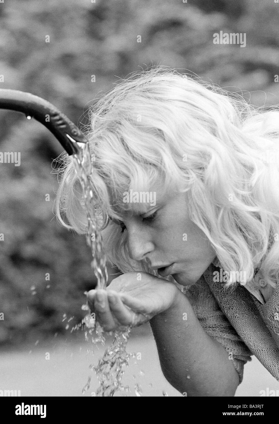 Achtziger Jahre, Menschen, junge Frau trinkt Wasser von einem, Brunnen, Abkuehlung Portraet Erfrischung, blondhaarig, et Elisabeth Banque D'Images