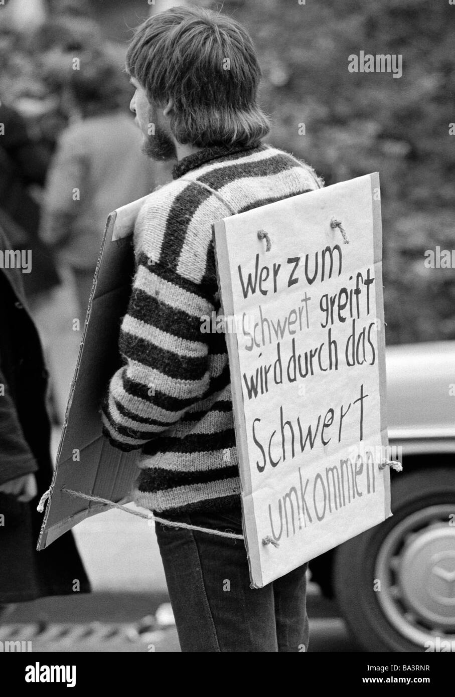 Années 1980, photo en noir et blanc, les gens, la paix de démonstration, des marches de Pâques 1983 en Allemagne contre l'armement nucléaire, jeune homme présente un signe de protestation, âgés de 20 à 25 ans, D-Oberhausen, Ruhr, Rhénanie du Nord-Westphalie Banque D'Images