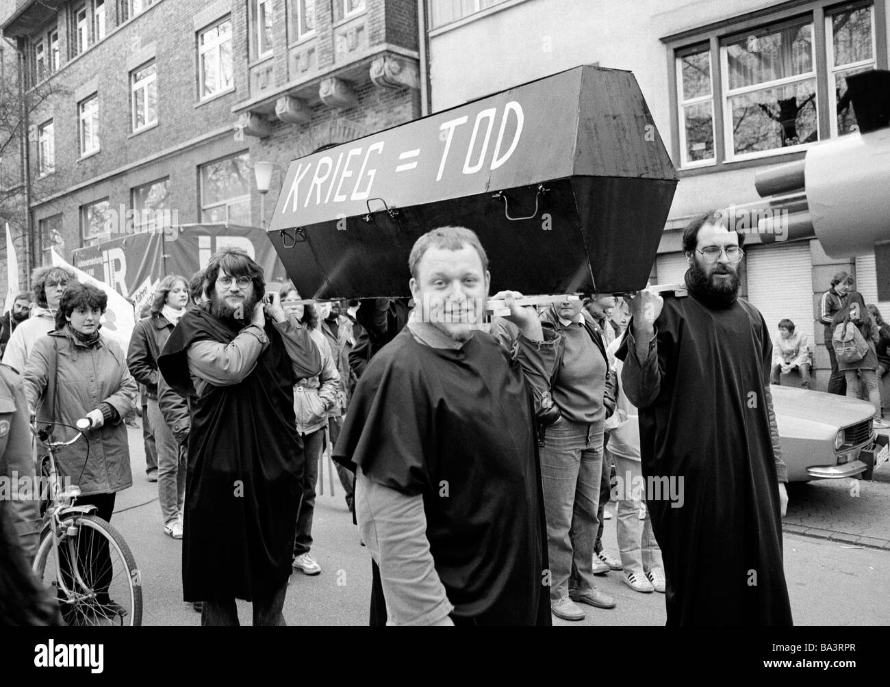 Années 1980, photo en noir et blanc, les gens, la paix de démonstration, des marches de Pâques 1983 en Allemagne contre l'armement nucléaire, les hommes portent un cas d'inhumation symbolique, la guerre, la mort, âgés de 25 à 40 ans, D-Oberhausen, Ruhr, Rhénanie du Nord-Westphalie Banque D'Images