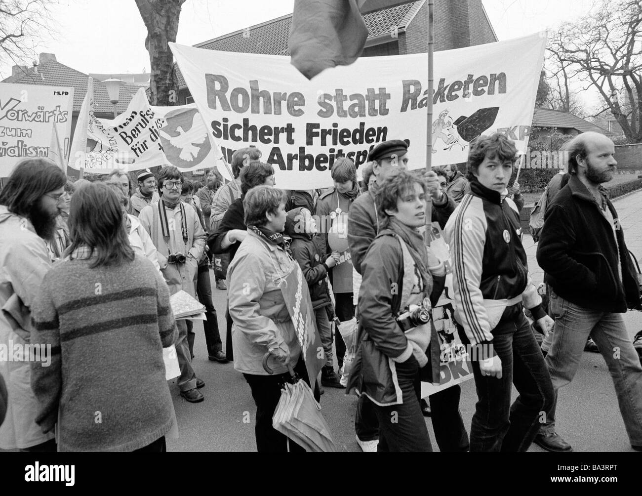 Années 1980, photo en noir et blanc, les gens, la paix de démonstration, des marches de Pâques 1983 en Allemagne contre l'armement nucléaire, avec des banderoles de protestation, D-Oberhausen, Ruhr, Rhénanie du Nord-Westphalie Banque D'Images